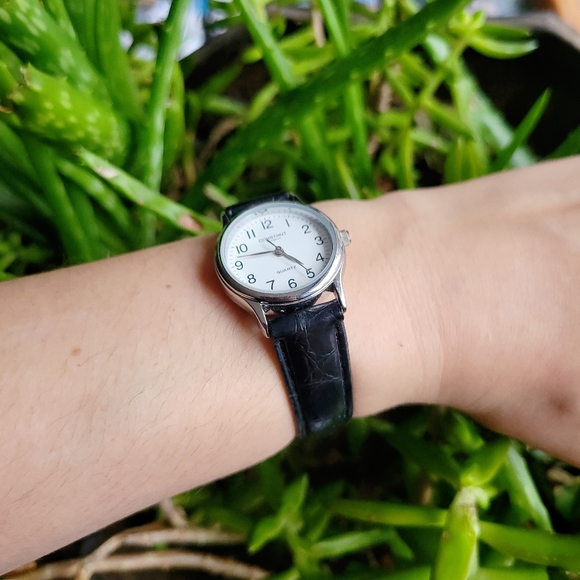 Classic Constant Quartz Watch - Picture 3 of 8